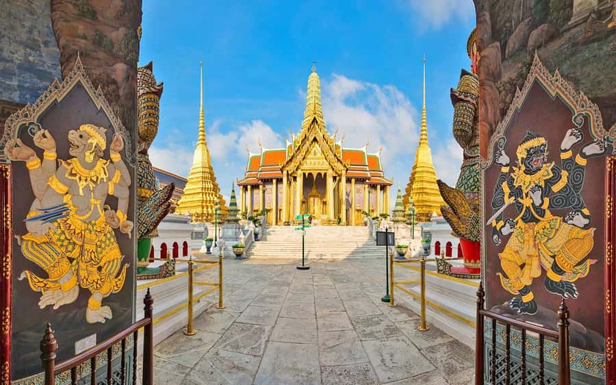 Bangkok: Grand Palace, Wat Arun & Giant Buddha Iconic Tour - Wat Arun: the day begins beside the river