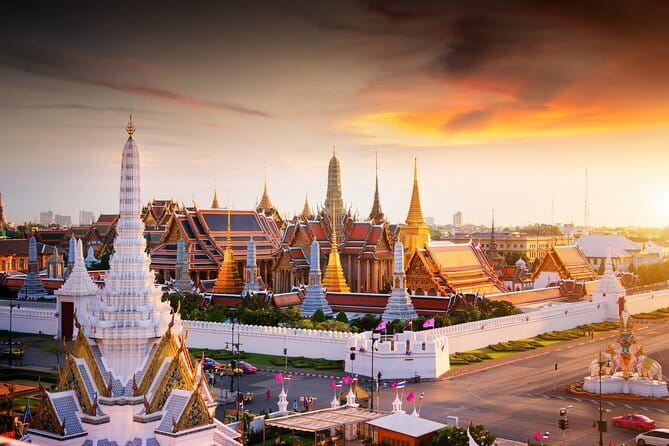 Bangkok: Grand Palace, Wat Pho and Chinatown Walking Tour - Chinatown: one hour among markets and temples