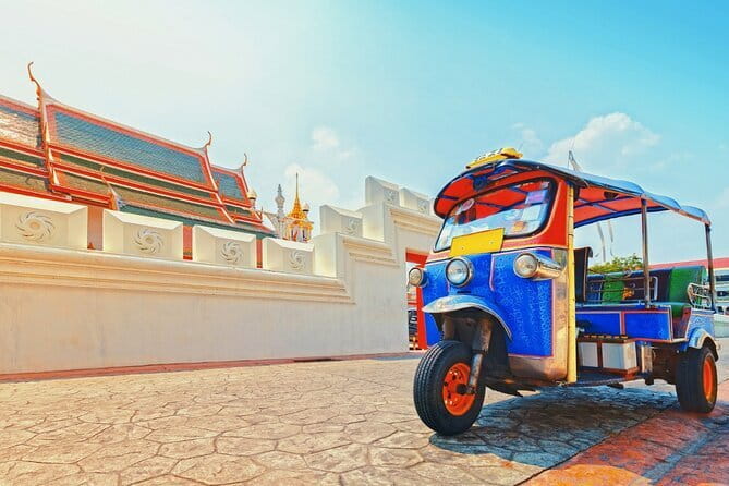 Bangkok: Grand Palace, Wat Pho and Chinatown Walking Tour - Wat Pho: the Reclining Buddha and traditional massage school