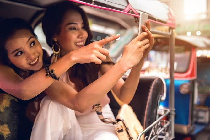 Bangkok: Grand Palace, Wat Pho and Chinatown Walking Tour - What the guide adds to the experience