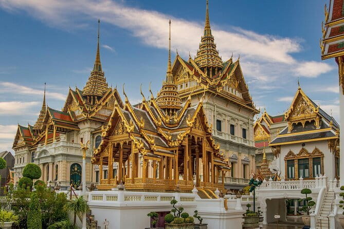 Bangkok: Grand Palace, Wat Pho and Chinatown Walking Tour - Chinatown: an easy first hour among food and temples