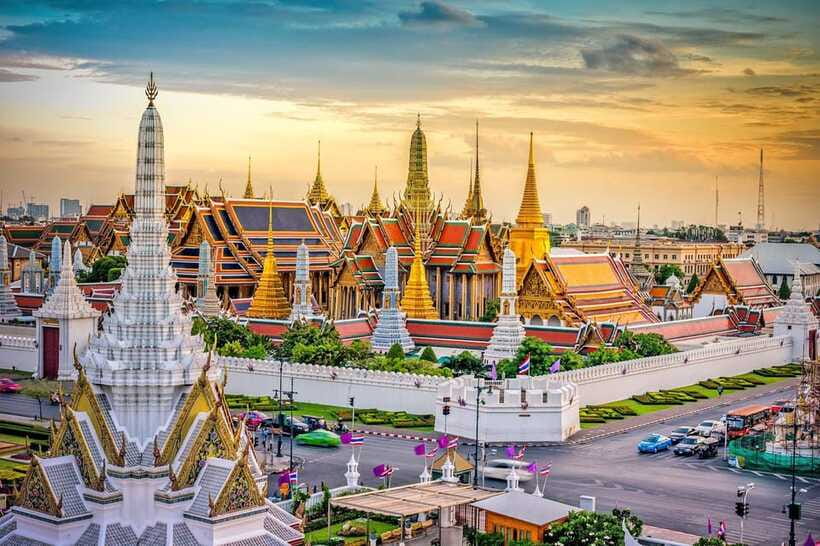 Bangkok: Grand Palace, Wat Pho, and Wat Arun Guided Tour - Crossing the Chao Phraya to Wat Arun