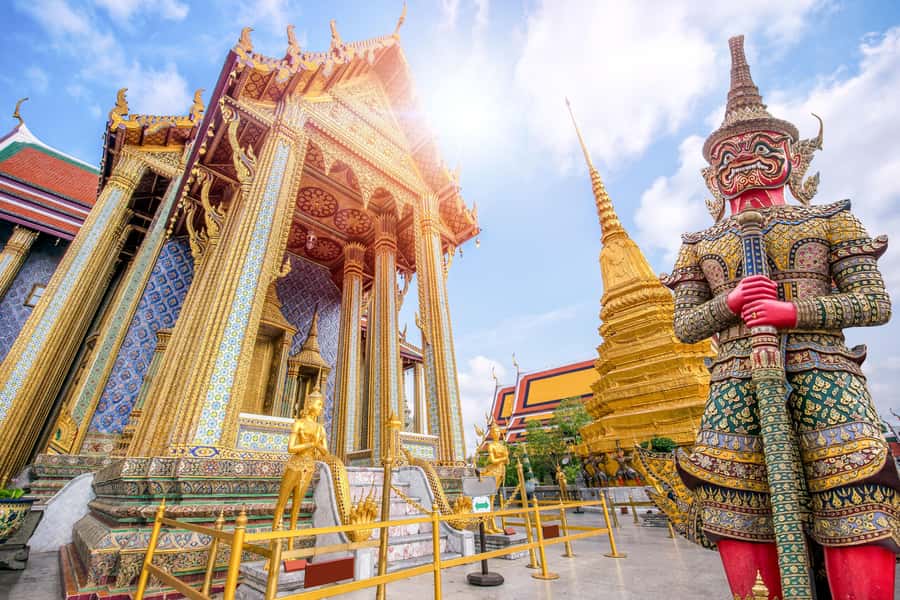 Bangkok: Grand Palace, Wat Pho, and Wat Arun Private Tour - Why a private guide helps at Bangkok’s royal sites