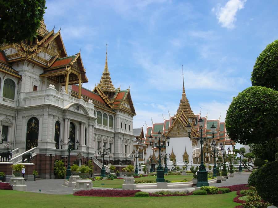 Bangkok: Grand Palace & Wat Pho Half-Day Private Tour - The walk toward Tha Thien Market