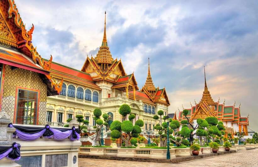 Bangkok: Grand Palace, Wat Pho, Wat Arun and Wat Sa Ket Tour - The guides are the heart of the experience