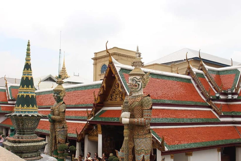 Bangkok: Grand Palace, Wat Pho, Wat Arun Sacred & Local Tour - Group size, guides, and the pace