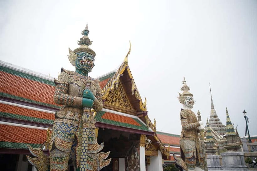 Bangkok: Grand Palace, Wat Pho, Wat Arun Sacred & Local Tour - Heat, walking, meals, and practical comfort