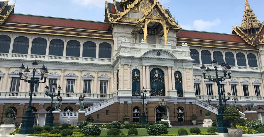 Bangkok: Grand Palace, Wat Pho & Wat Arun Tour in Italian - Starting at Sathorn Pier, where the city begins to move