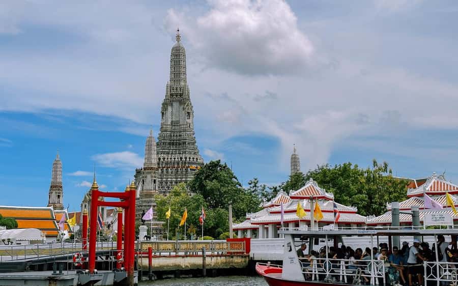 Bangkok: Grand Palace, Wat Pho, & Wat Arun Walking Tour - Why this temple route works well in Bangkok
