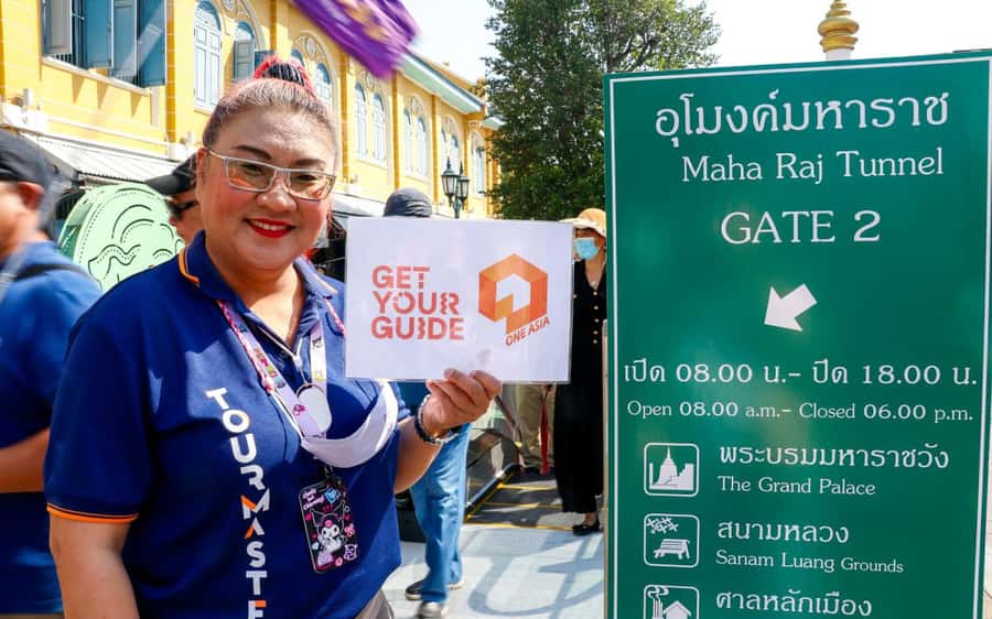 Bangkok: Grand Palace, Wat Pho, & Wat Arun Walking Tour - Lunch and the short ride from Tha Tian Pier