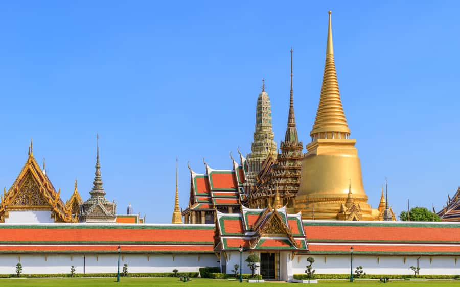 Bangkok: Grand Palace, Wat Pho, & Wat Arun Walking Tour - The guides make the biggest difference