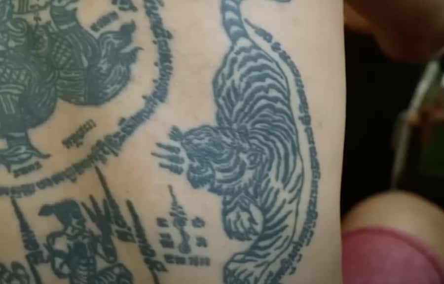 Bangkok: Hand-Poke Tattoo Guide at Wat Bang Phra & Blessing - What the hand-poke tattoo feels like