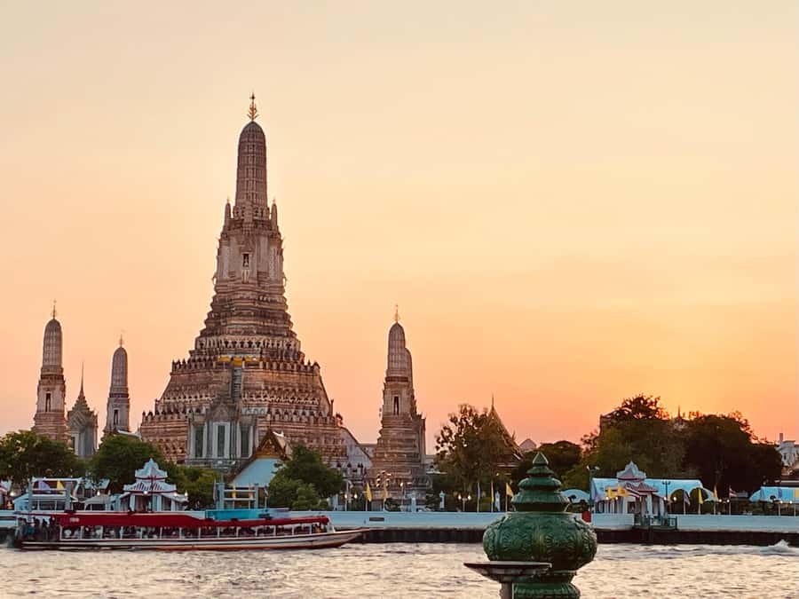 Bangkok: Highlights with Food Tour & Sunset in Wat Arun - The guides are a major part of the value