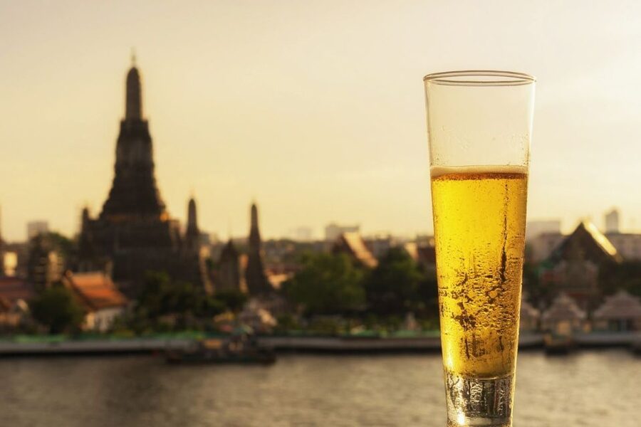 Bangkok: Historical Temples Tour & Hidden Bar at Sunset - Comfort, clothing, and pace