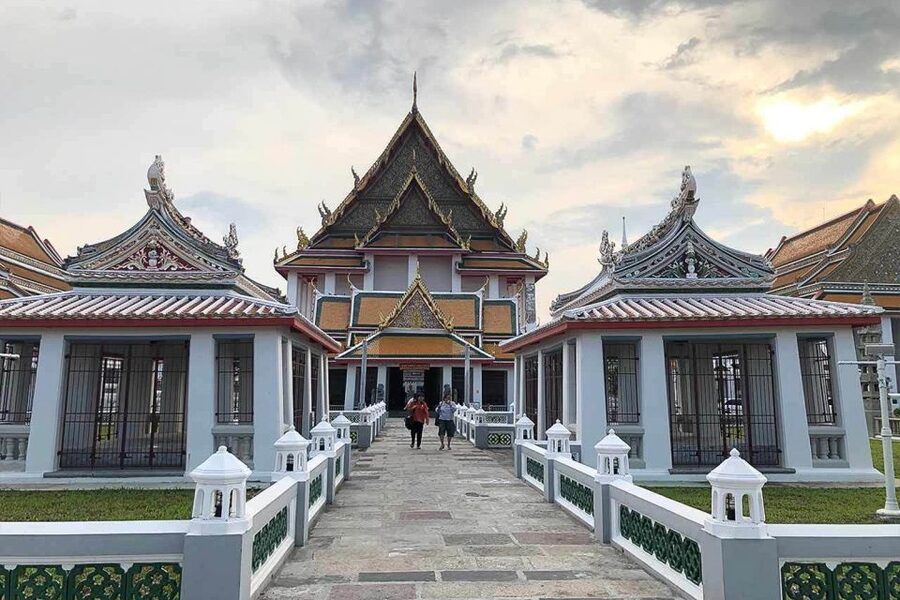Bangkok: Historical Temples Tour & Hidden Bar at Sunset - Guides can shape the whole evening