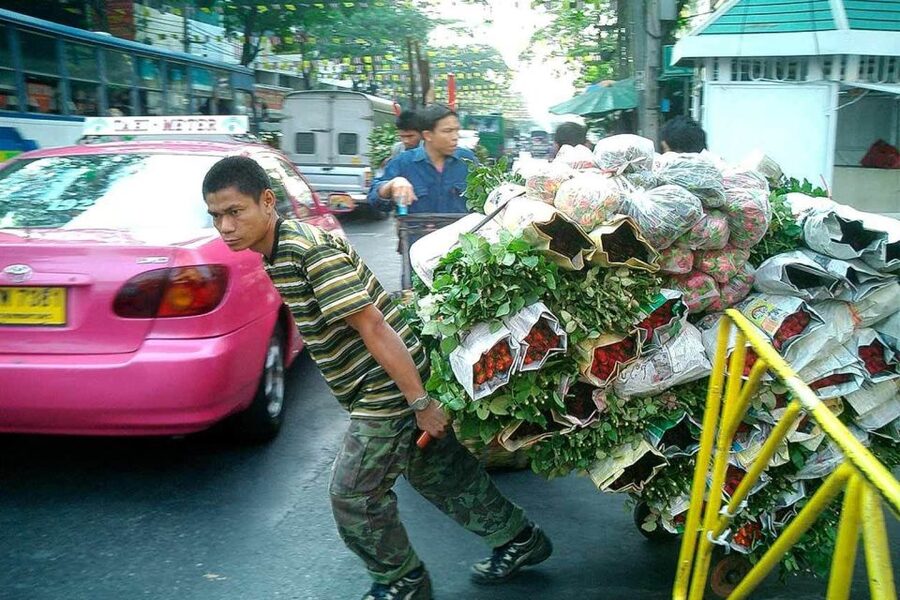 Bangkok: Historical Temples Tour & Hidden Bar at Sunset - Pak Khlong Talat: flowers, trade, and a useful first stop
