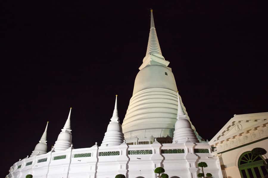 Bangkok: Markets, Temples and Food Night Tour by Tuk Tuk - Guides, group size, and the feel of the evening