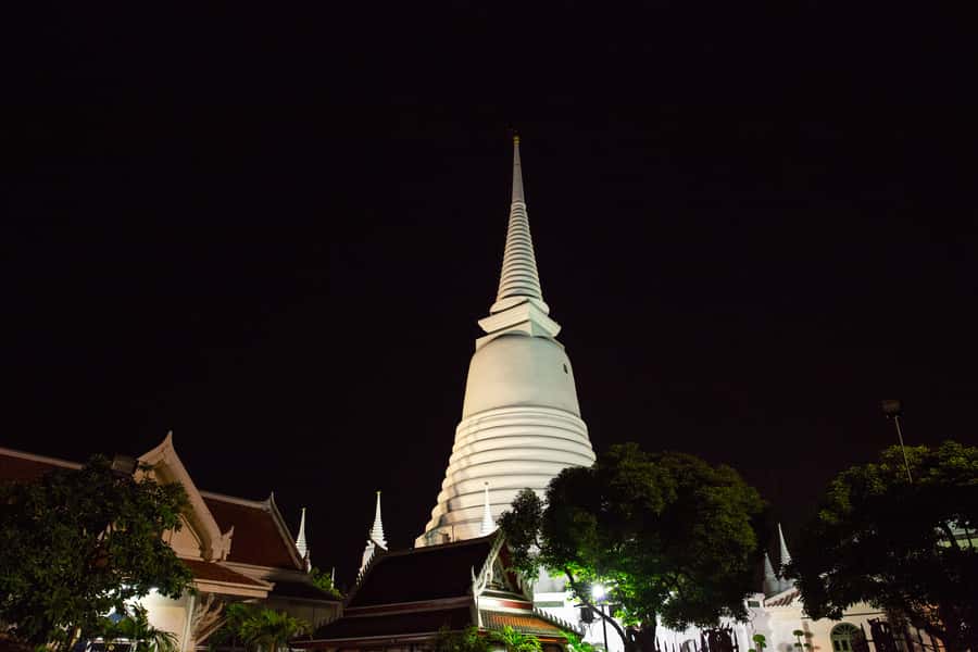 Bangkok: Markets, Temples and Food Night Tour by Tuk Tuk - Local markets and small food stops