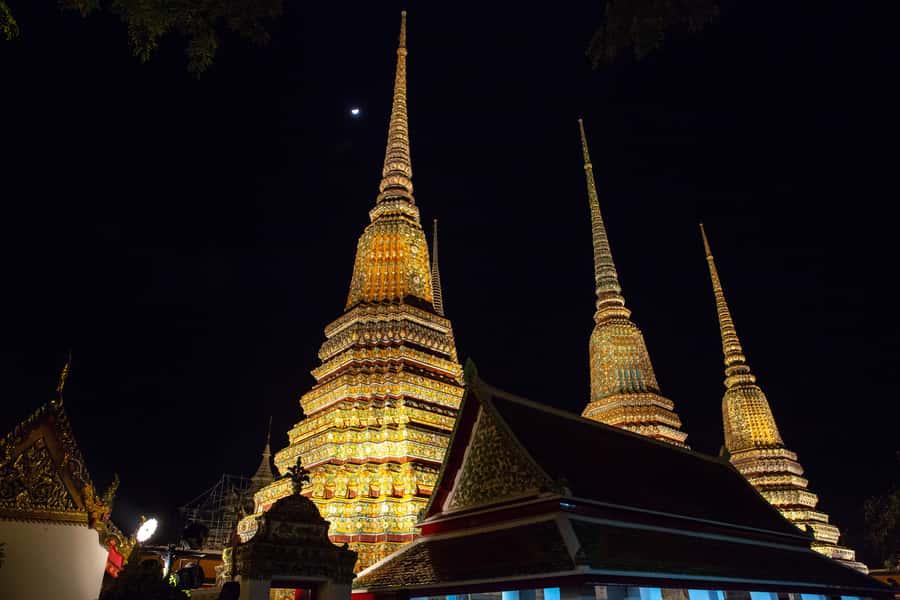 Bangkok: Markets, Temples and Food Night Tour by Tuk Tuk - The pad Thai stop