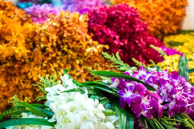 Bangkok: Night Bike Tour with Temples & Flower Market Visit - The Flower Market after dark