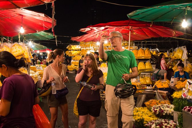 Bangkok: Night Bike Tour with Temples & Flower Market Visit - The guide makes or breaks the evening