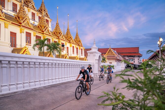 Bangkok: Night Bike Tour with Temples & Flower Market Visit - From the Giant Swing to the old Khao San lanes
