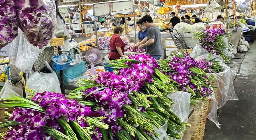 Bangkok Night Tour: Food, Temple & Tuk-Tuk - Pak Khlong Talat, Bangkok’s flower market
