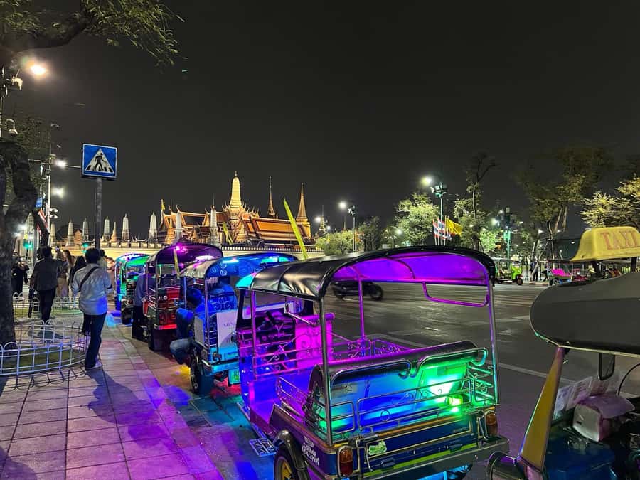 Bangkok Night Tour: Food, Temple & Tuk-Tuk - Dinner with a sit-down break