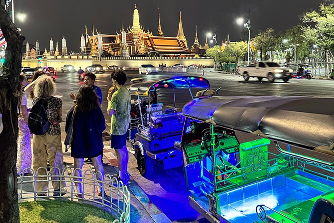 Bangkok Night Tour: Food, Temple & Tuk-Tuk - Meeting at Wongwian Yai and setting off by tuk-tuk