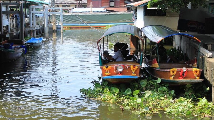 Bangkok: Private Thonburi Longtail Boat Tour & Wat Pho Visit - A guide who adds context instead of just directions