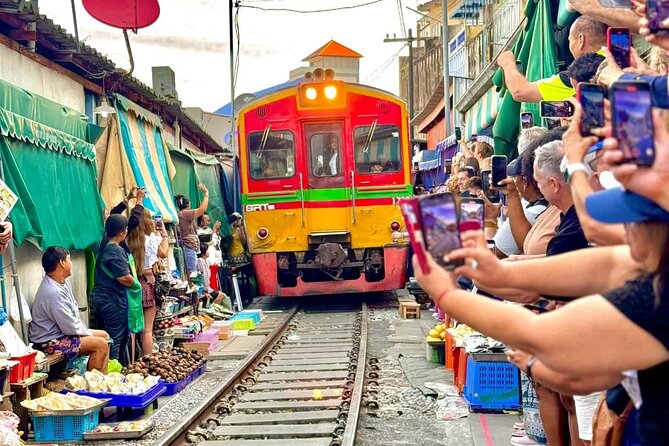 Bangkok: Railway and Floating Market Tour + Dragon Temple - Three very different sides of Bangkok