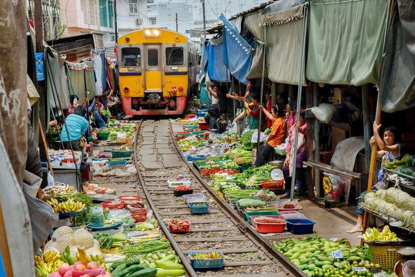 Bangkok: Railway and Floating Market Tour with Dragon Temple - Maeklong Railway Market: a train through the shopping aisle
