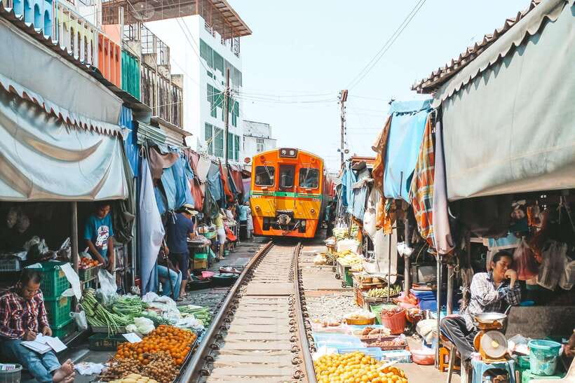 Bangkok: Railway and Floating Market Tour with Dragon Temple - Who should book this tour?