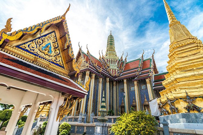 Bangkok's Grand Palace Complex and Wat Phra Kaew Tour - Starting the day through Chinatown and the flower market