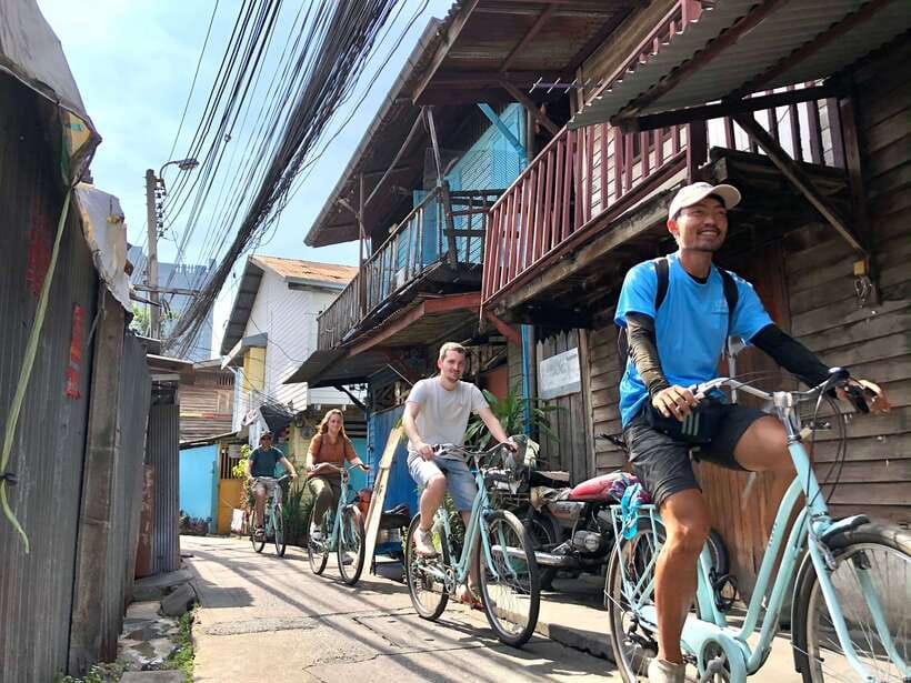 Bangkok: Temples, Canals & Local Life Bike Tour - Why Thonburi is the right side of Bangkok for a bike ride