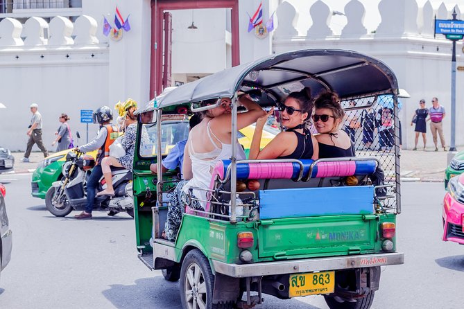 Bangkok Tuk Tuk Walk & Temple Tour With Wat Pho, Arun & Traimit - One hour along Khlong Dan