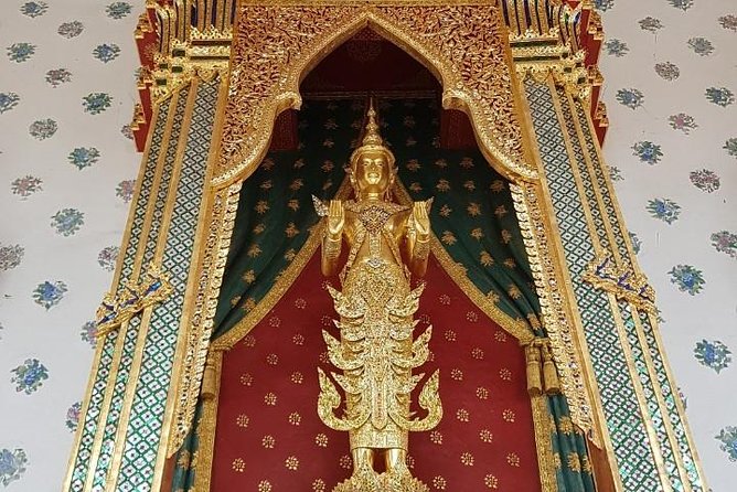 Bangkok Two Temple Tour: Wat Pho, Emerald Buddha & Grand Palace - Why the guide makes the biggest difference