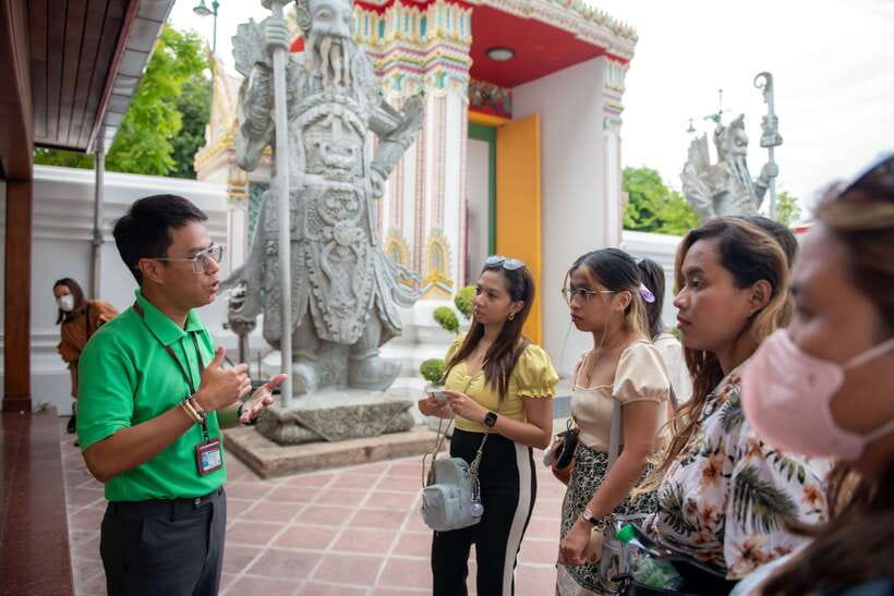 Bangkok: Wat Pho and Wat Arun Guided Walking Tour - What the guides add to the experience