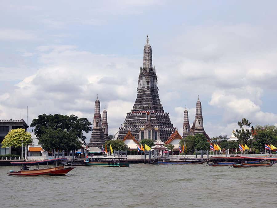 Bangkok: Wat Pho & Wat Arun Half-Day Private Walking Tour - Crossing the Chao Phraya by local shuttle boat
