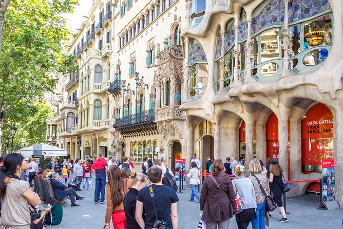 Barcelona Highlights Tour and Montserrat Monastery with Hotel Pick-up - What This One-Day Tour Is Trying To Do
