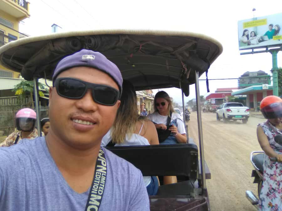 Battambang family tuktuk tour BambooTrain/Wat Banan/Bat cave - The bat cave at dusk