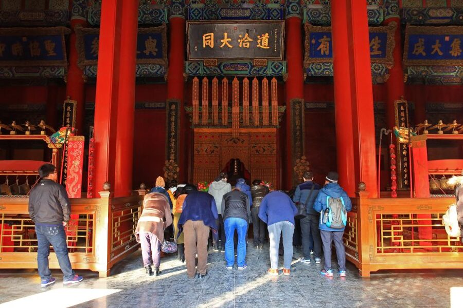 Beijing: Lama Temple, Confucius Temple and Guozijian Museum - Entering the Lama Temple and seeing the Maitreya