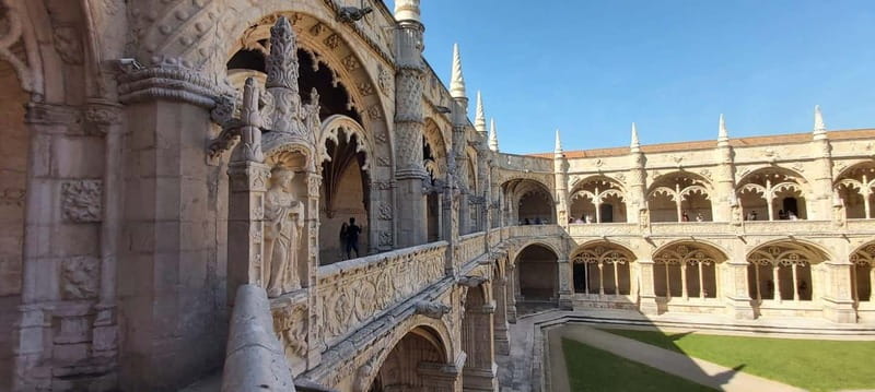 Belém: Jeronimos Monastery, Tickets and Guided tour - Meeting at Praça do Império Garden