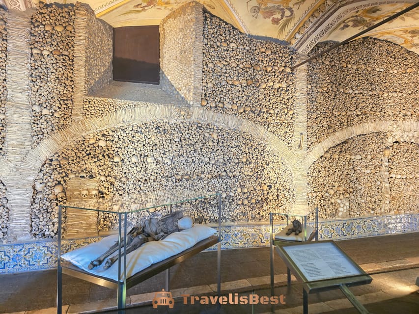 Between Life & Death: Roman Temple, Cathedral & Bone Chapel - Praça do Giraldo and the royal palace area
