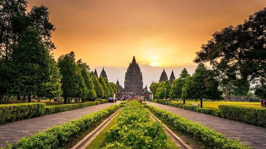 Borobudur &Prambanan Temple Tour Guaranteed Climb to the top - Aan’s role makes the day easier