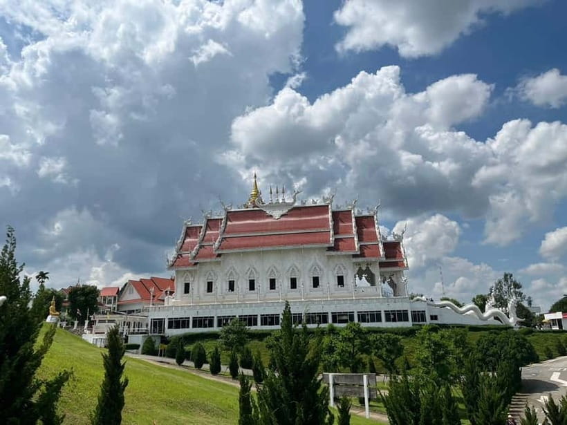 Chiang Mai: Chiang Rai Red, White, and Blue Temples day tour - The essential points at a glance