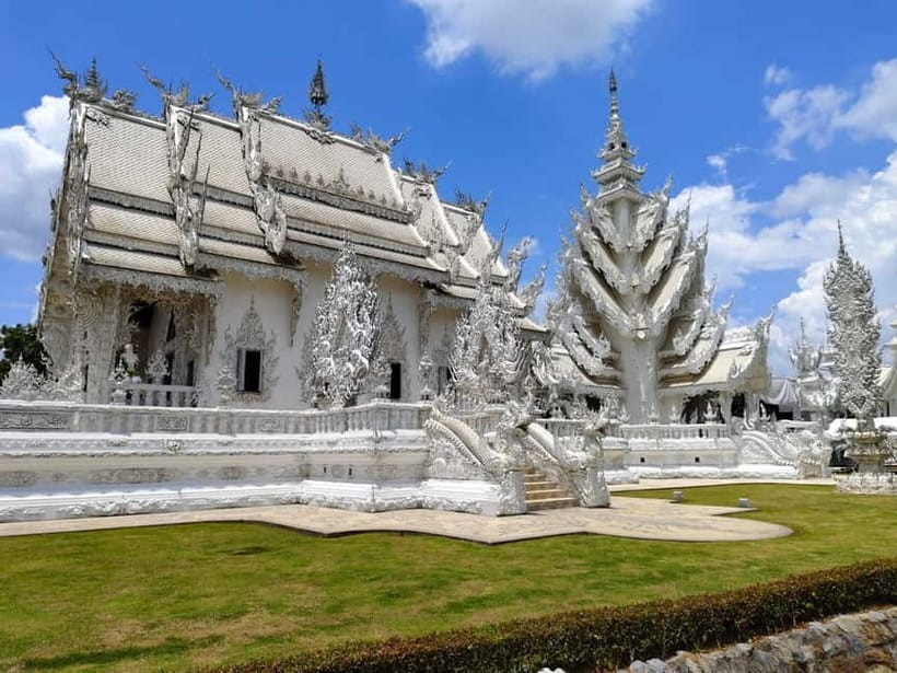 Chiang Mai: Chiang Rai Red, White, and Blue Temples day tour - Guide quality and the pace of the day