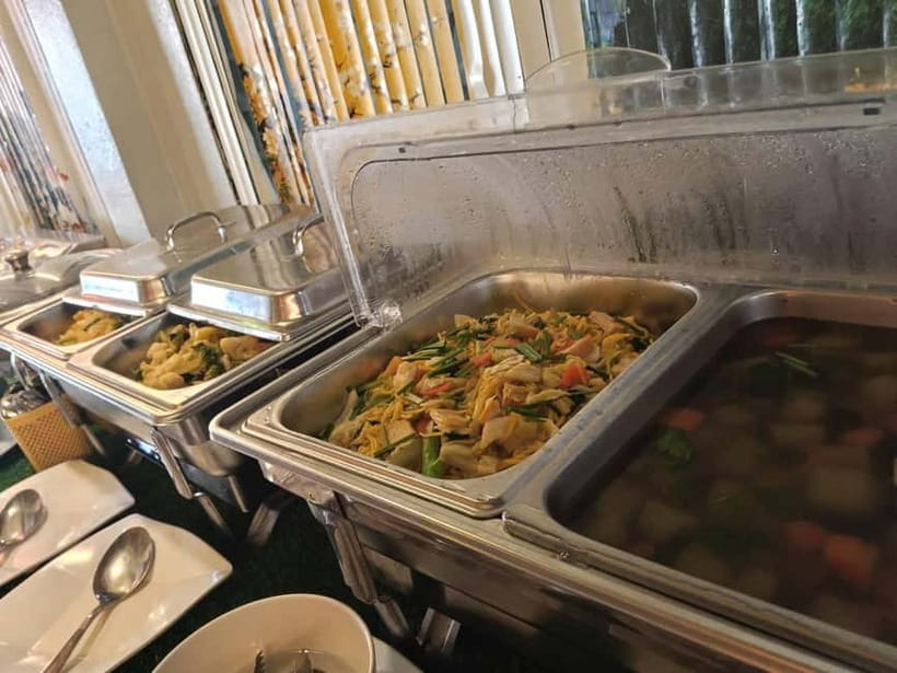 Chiang Mai: Chiang Rai Red, White, and Blue Temples day tour - Thai lunch and seasonal fruit