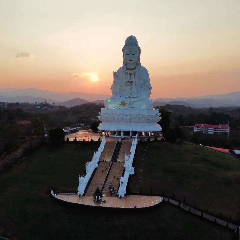 Chiang Mai> Chiang Rai Temples(White/Red/Blue) Day Tour - The van ride, pace, and group size