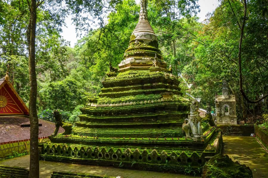 Chiang Mai Discover Hidden Gem Northern Temples I Thailand - Wat Lok Moli starts the day quietly